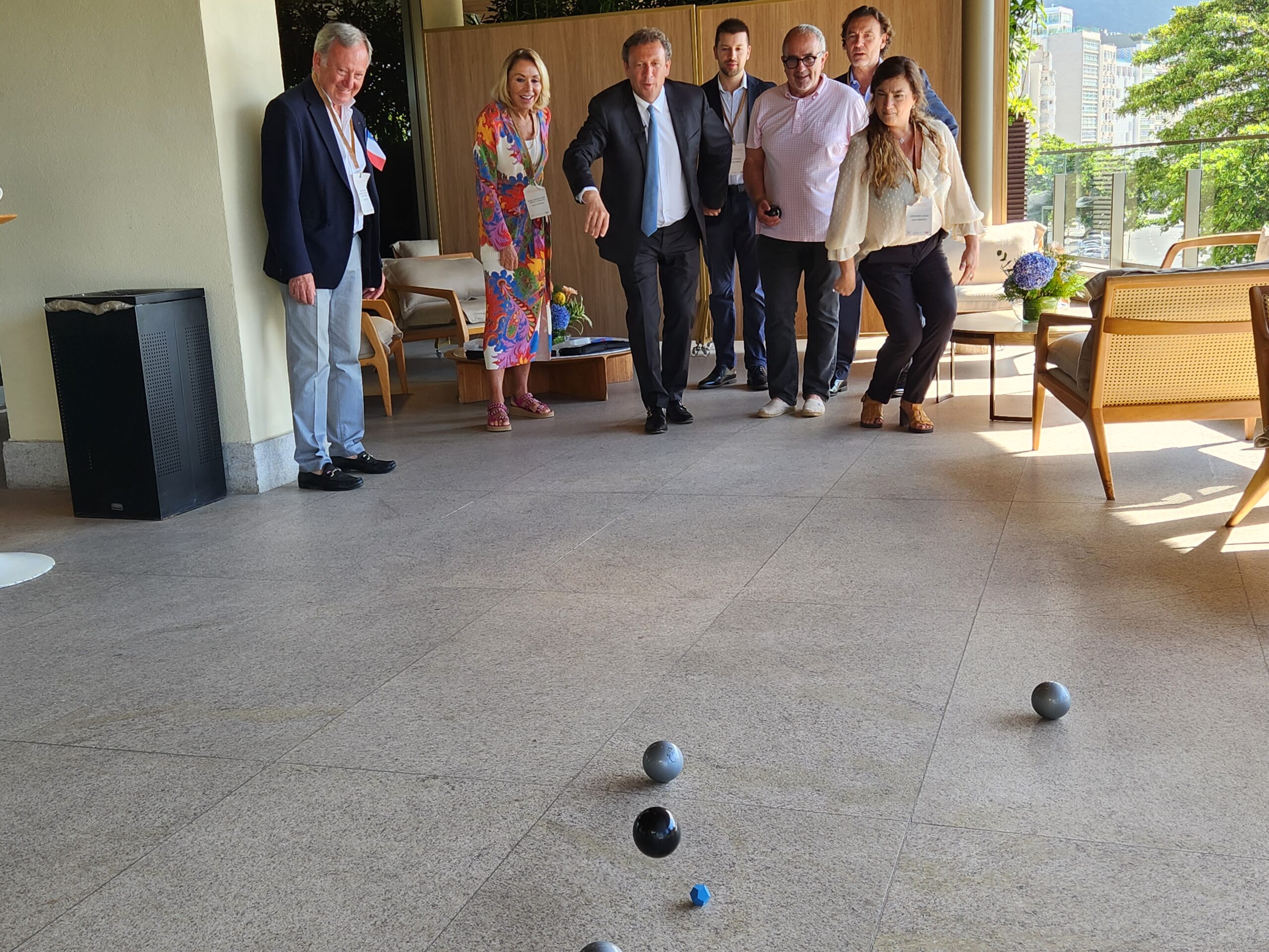 Momento de descontração -Fraçois de Canson, presidente do CRT PACA,, e convidados jogam o tradicional Petanques, da Provence