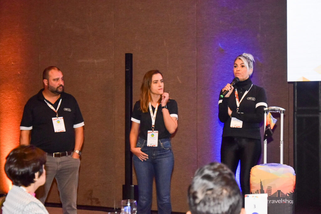 Monica Martins da ViagensPromo se apresentando no roadshow do M&E Monica Martins da ViagensPromo se apresentando no roadshow do M&E