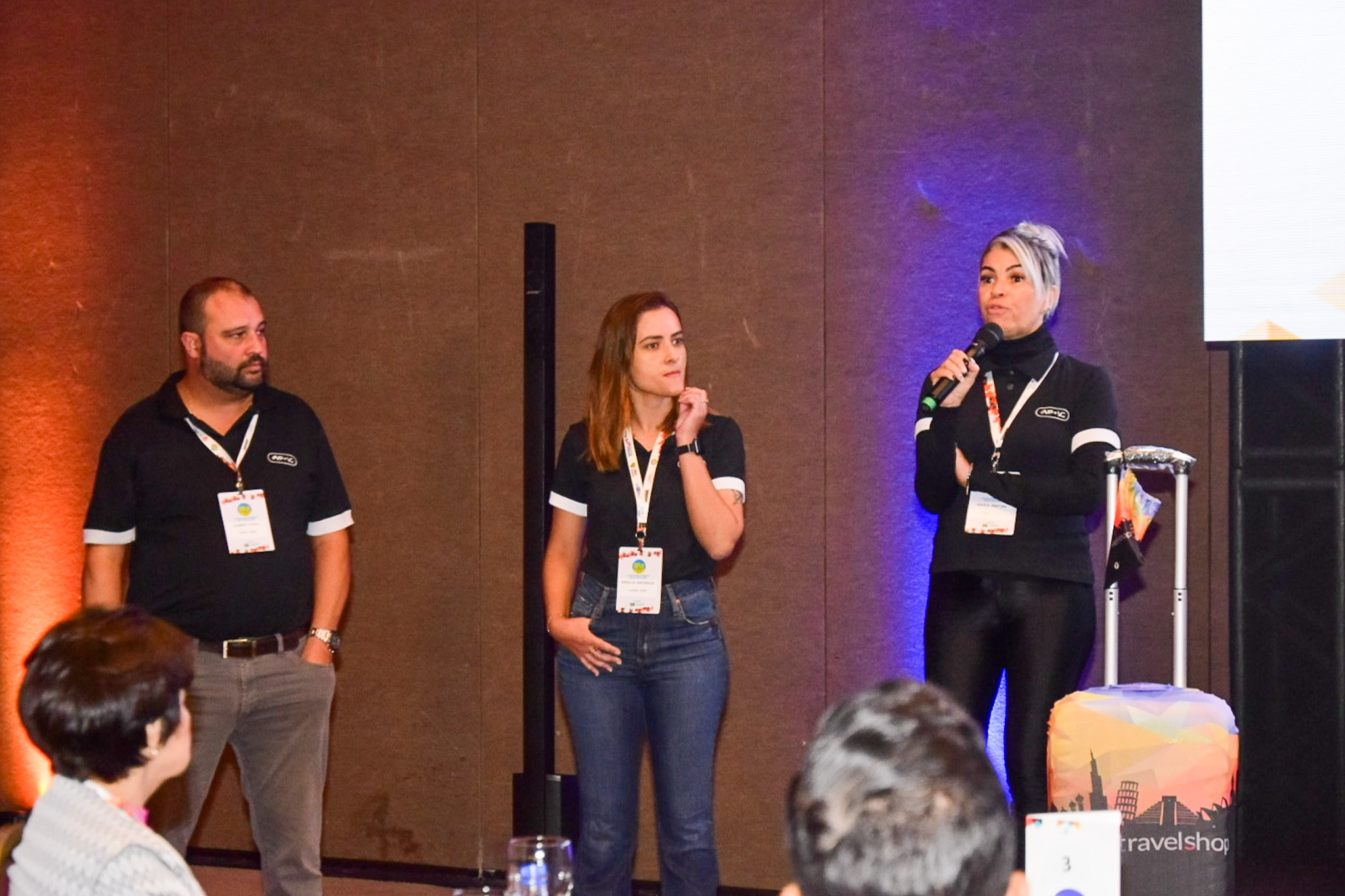 Monica Martins da ViagensPromo se apresentando no roadshow do M&E Monica Martins da ViagensPromo se apresentando no roadshow do M&E