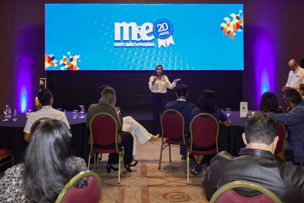 Natália Strucchi, do M&E aproveitou o contato para estreitar laços com os agentes de viagens presente na etapa de BH do roadshow M&E Nacional Natália Strucchi, do M&E aproveitou o contato para estreitar laços com os agentes de viagens presente na etapa de BH do roadshow M&E Nacional