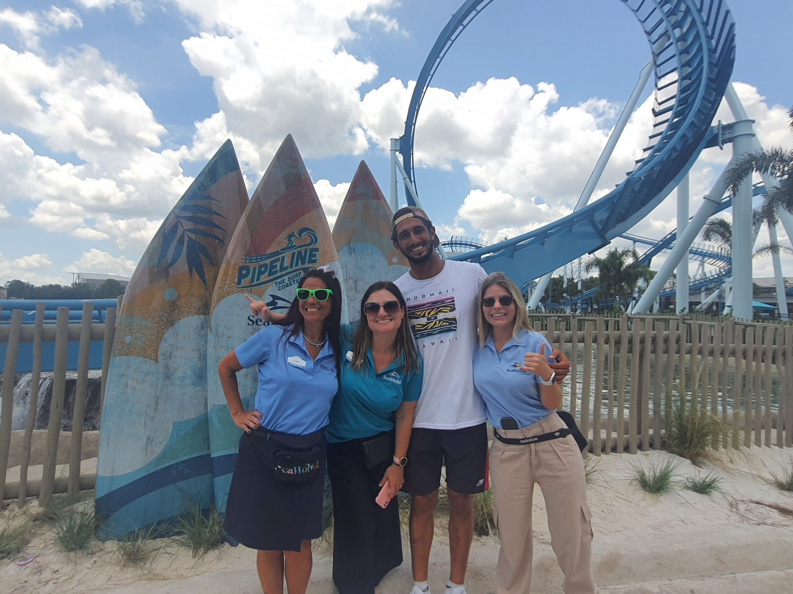 O surfista Lucas Chumbo entre Cris Muniz, Juliana Bordin e Larissa Alvarez, do SeaWorld