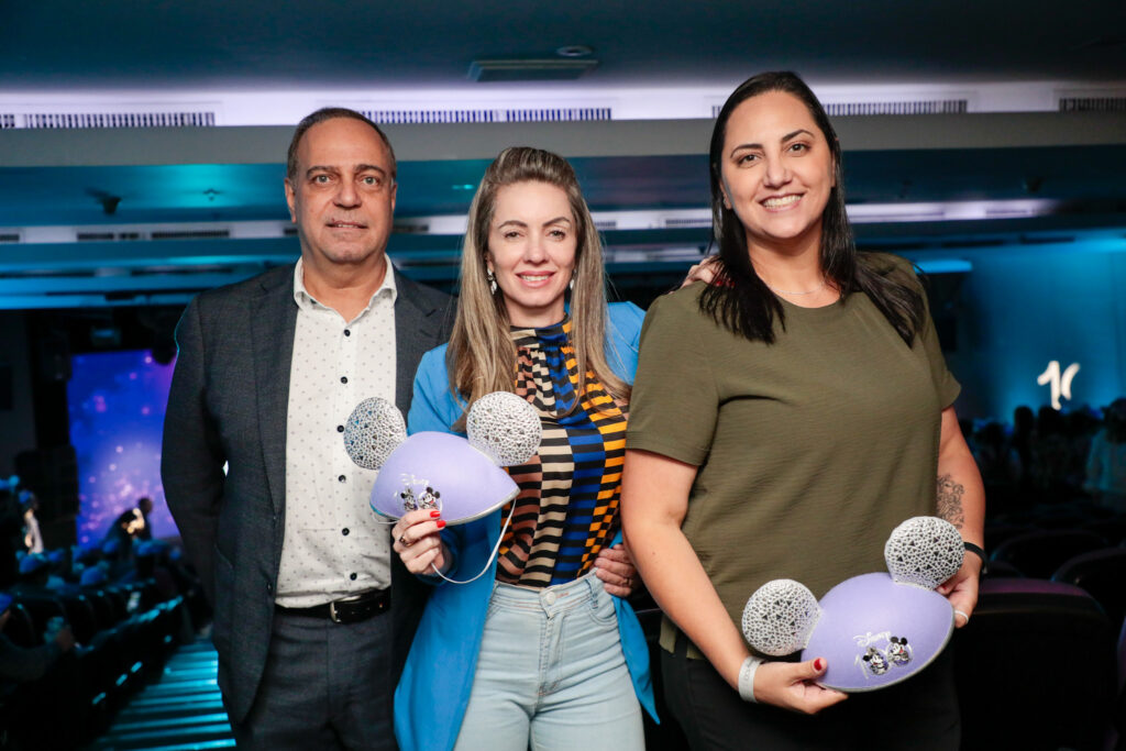 Orlando Palhares, Patrícia Graciano e Aline Brugognoli, da CVC