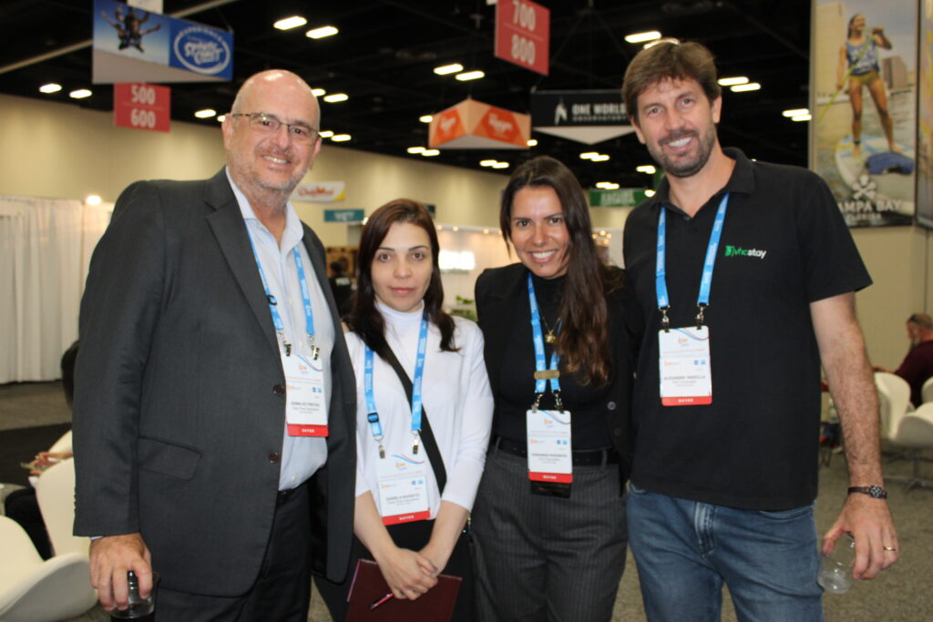 Oswaldo Freitas e Daniela Bassetto, da Easy Time, com Fernanda Paranhos e Alexandre Vanzella, da CVC Corp