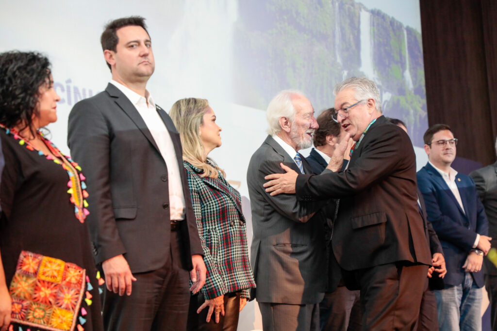 Paulo Angeli, com autoridades na abertura do Festival das Cataratas