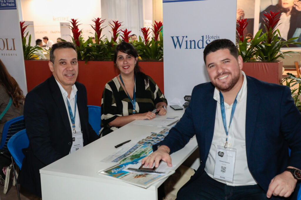 Renato Cunha e Bianca Rodrigues, da Rede Windsor, com Gustavo Ferreira, da Five Tour