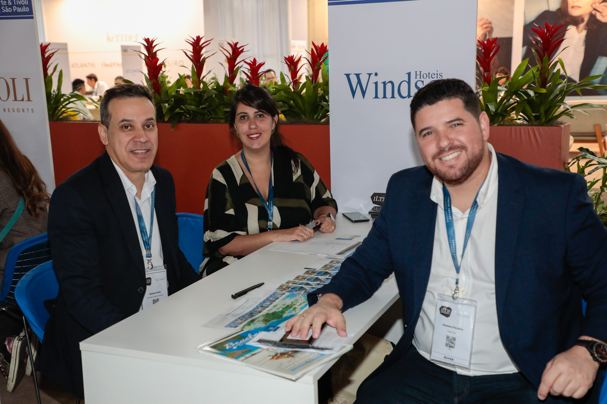 Renato Cunha e Bianca Rodrigues, da Rede Windsor, com Gustavo Ferreira, da Five Tour