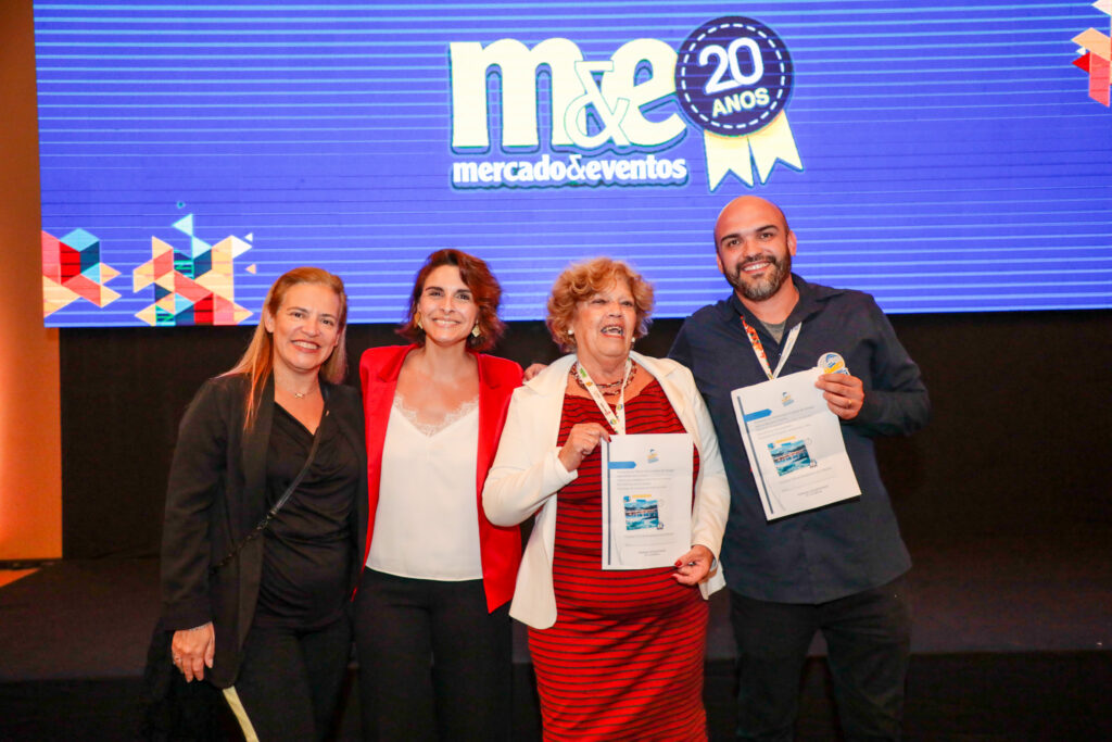 Renina Célia, da Guga Turismo, com representantes do destino Argentina e Rafael Ribeiro, da Brasileiros de Ushuaia