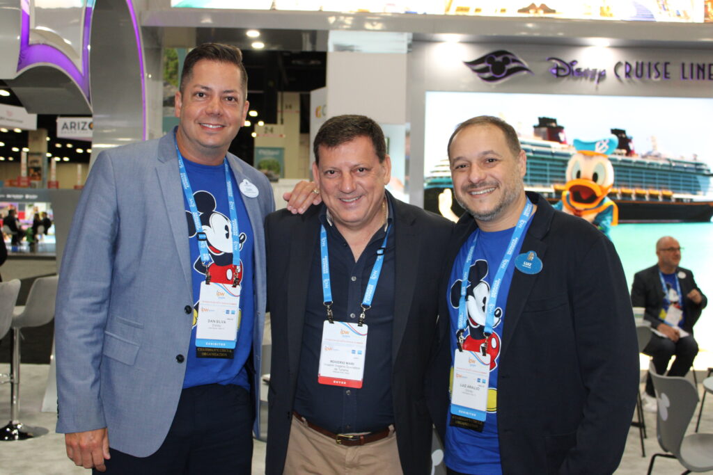 Rogerio Mari, da Virazom, com Dan Silva e Luiz Araujo, da Disney