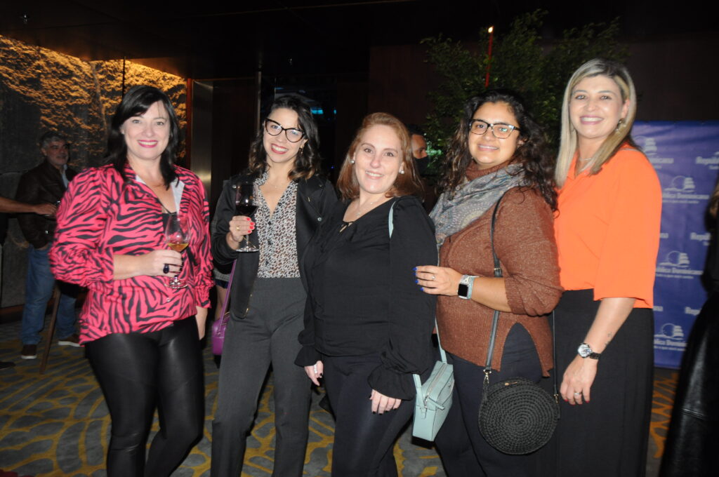 Rosana Souza, Tatiana Garcia, da Intense Tour, Gabriela Fuzzo, da Sankara Turismo, Letícia Costa, da Busque Viagens, e Vanessa Hara, da Hara Viagens