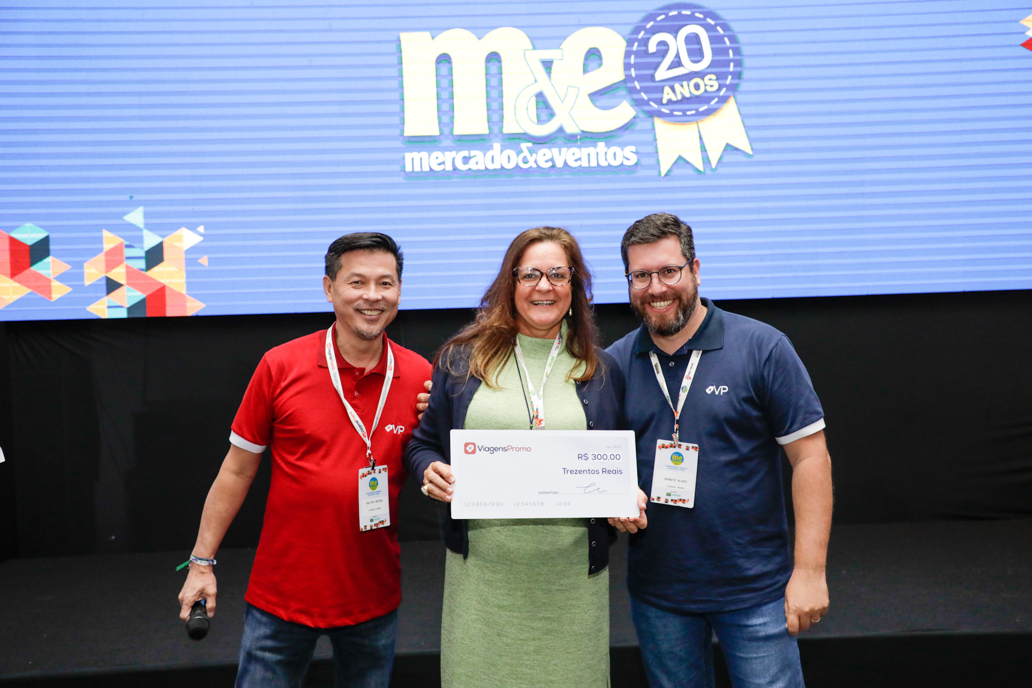 Rosângela Ferro, da Blue Star Viagens e Turismo, entre Valter Onishi e Renato Alves, da ViagensPromo Rosângela Ferro, da Blue Star Viagens e Turismo, entre Valter Onishi e Renato Alves, da ViagensPromo