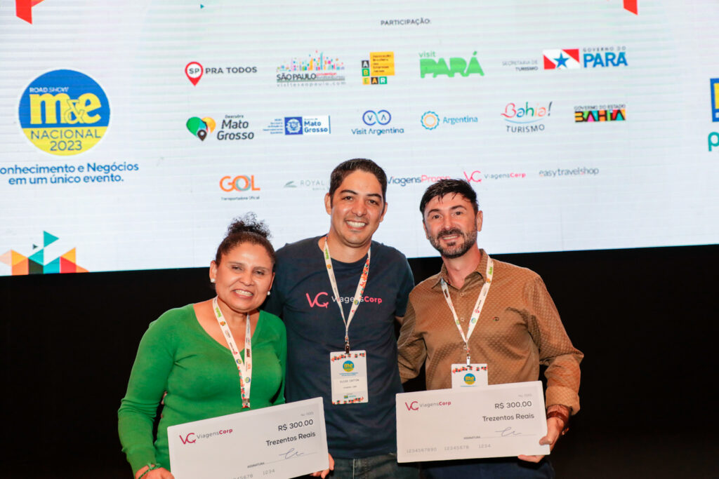 Rosemeire, RM Viagens, e Jovair Binatti, da Bittencourt Turismo, ganhadores do sorteio ViagensCorp