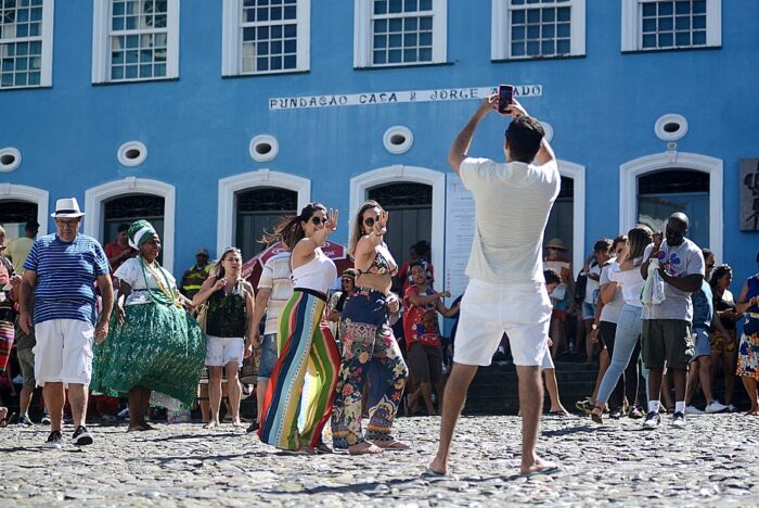 Brasil escolhe duas cidades para disputar vaga na Rede de Cidades Criativas da UNESCO 1 Salvador Turistas no Pelourinho Foto Tatiana Azeviche SeturBA e1684954734751 Brasil escolhe duas cidades para disputar vaga na Rede de Cidades Criativas da UNESCO