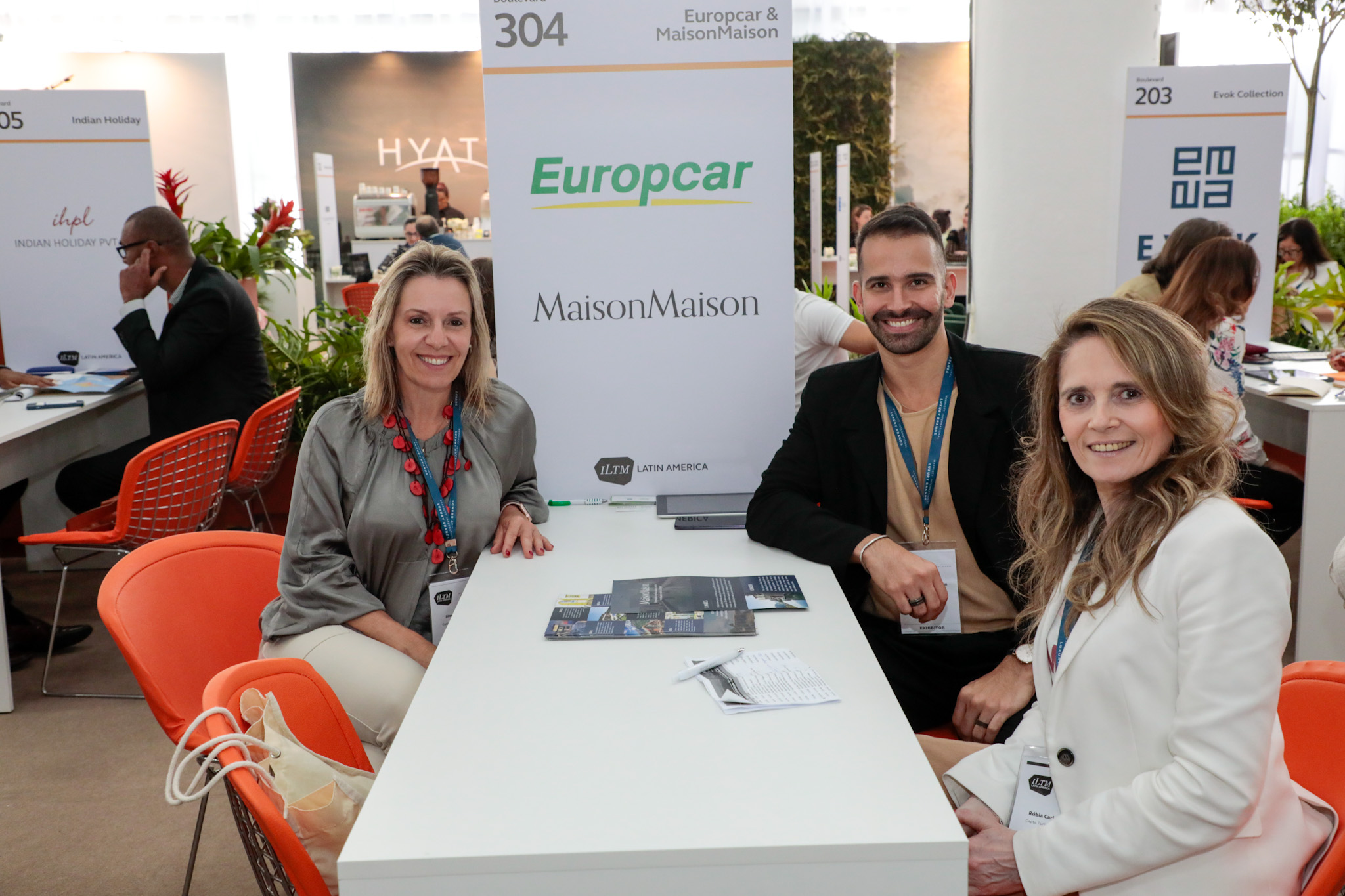 Simone Kruger e Anderson Graciotti, da Europcar & Maison, e Rúbia Carla Andrade, da Capta Turismo Simone Kruger e Anderson Graciotti, da Europcar & Maison, e Rúbia Carla Andrade, da Capta Turismo