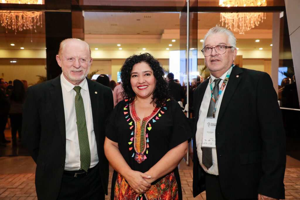 Sofia Montel de Afara, ministra do Turismo do Paraguai, entre Vermelho, deputado federal, e Paulo Angeli, do Festival das Cataratas
