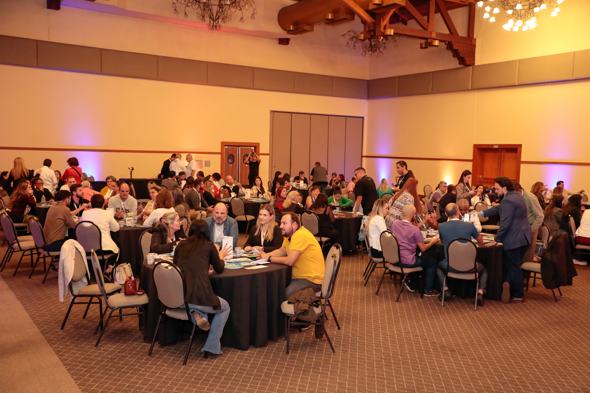 As rodadas do Speed Network ocorreram com troca de fornecedor entre mesas, para atenderem a todos os participantes As rodadas do Speed Network ocorreram com troca de fornecedor entre mesas, para atenderem a todos os participantes