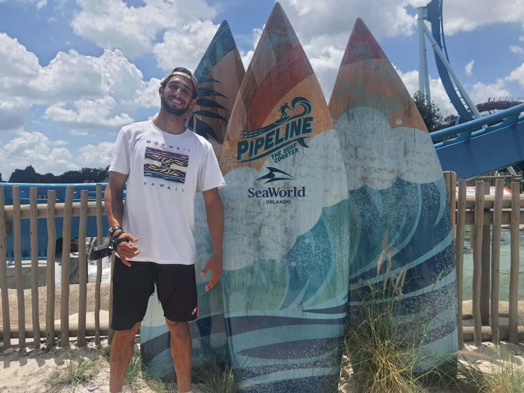 Surfista brasileiro Lucas Chumbo M&E experimenta a Pipeline, nova montanha-russa que será inaugurada no SeaWorld; veja fotos