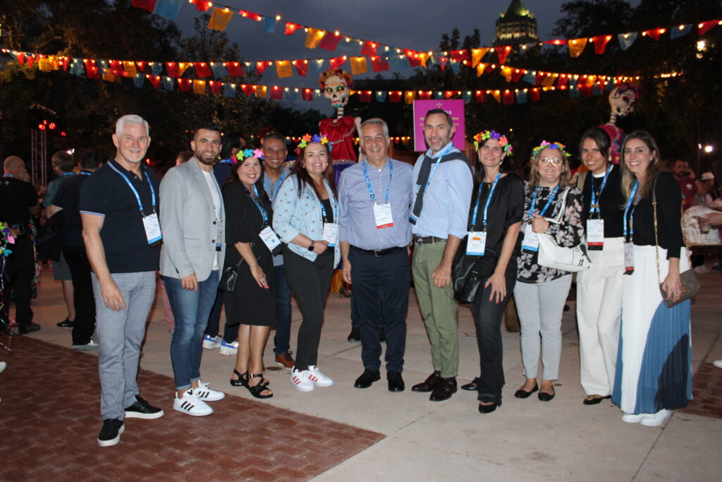 Sylvio Ferraz, da BeFly, e Fernanda Paranhos, da CVC (a segunda da direita para esquerda),com equipe da Disney