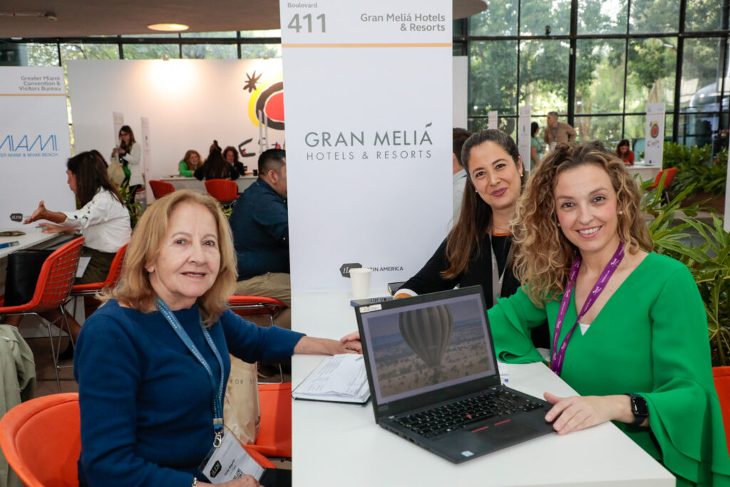 Taty Olguin, da TTS Viajes, Petra Kasbo, e Patrícia González, do Gran Meliá & Resorts