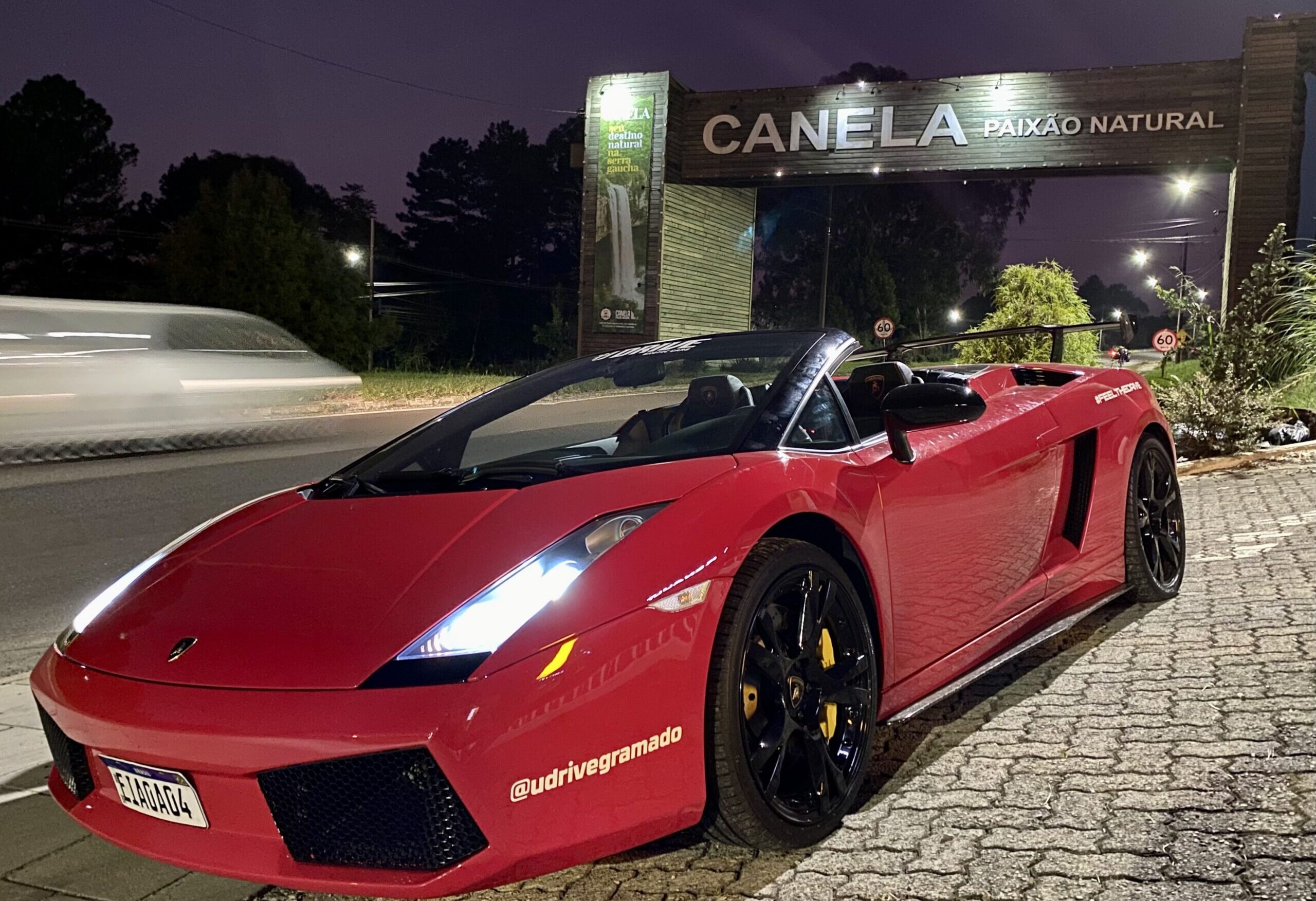 U Drive inaugura em Canela (RS) e estreia passeios noturnos com carros exóticos e de luxo 1 U Drive passeio Noturno scaled e1683927756374 U Drive inaugura em Canela (RS) e estreia passeios noturnos com carros exóticos e de luxo