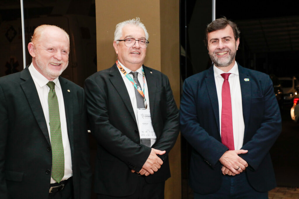 Vermelho, VP da Comissão de Turismo da Câmara, Paulo Angeli, do Festival das Cataratas, e Marcelo Freixo, presidente da Embratur