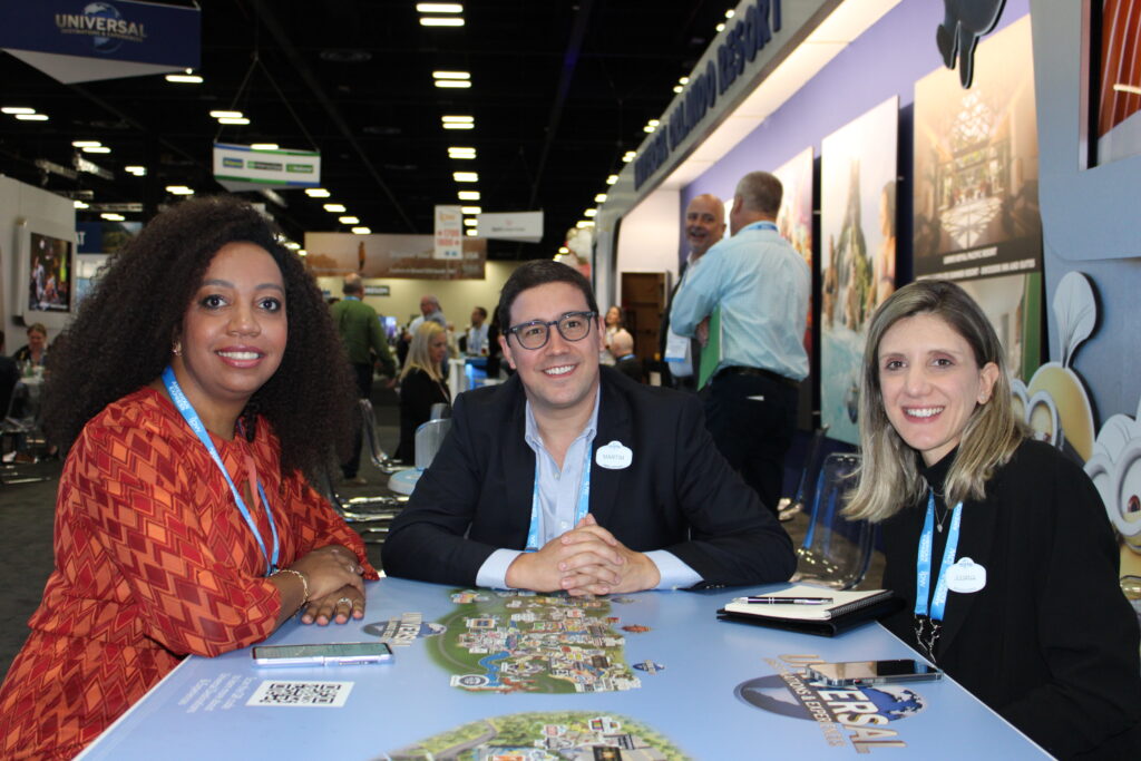 Vilmara Souza, da Agaxtur, com Martin Diniz e Juliana Baraldi, da Universal