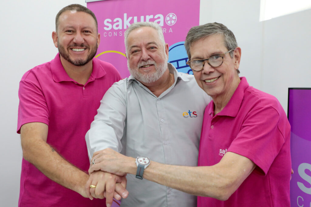 Em parceria inédita, Sakura passa a distribuir produtos e serviços da ETS; veja fotos 2 Wagner Chaves e Cassio Oliveira da Sakura e Michael Barkoczy da ETS Em parceria inédita, Sakura passa a distribuir produtos e serviços da ETS; veja fotos