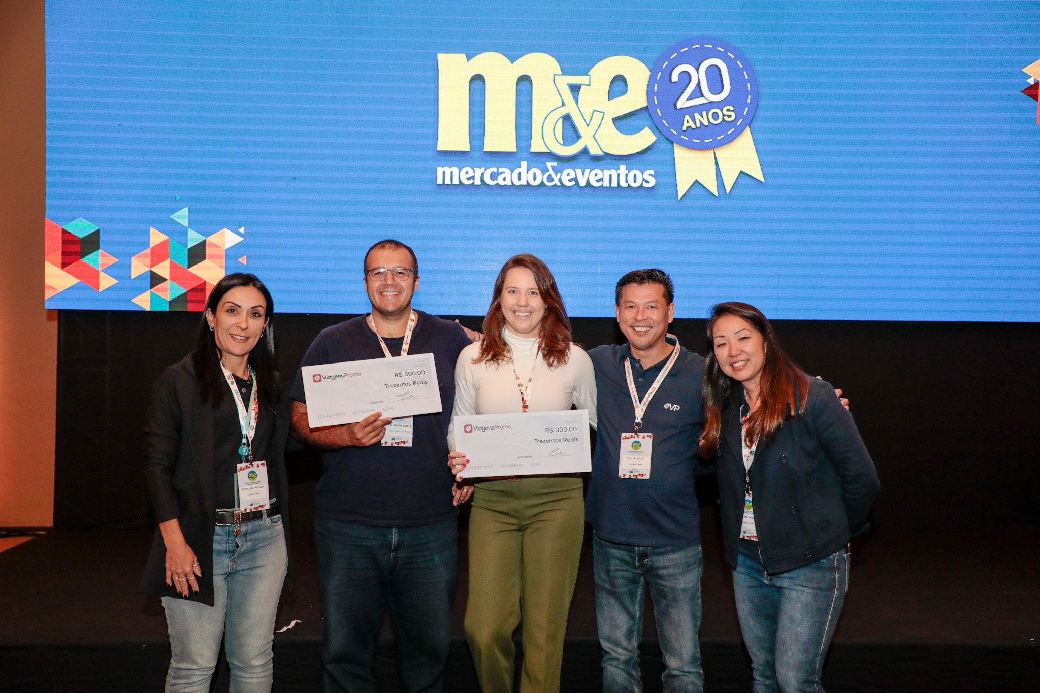 Wellington Gabriel, da Gold Cambio, e Thais Hergert, do Clube Turismo , ganhadores do prêmio ViagensPromo Wellington Gabriel, da Gold Cambio, e Thais Hergert, do Clube Turismo , ganhadores do prêmio ViagensPromo