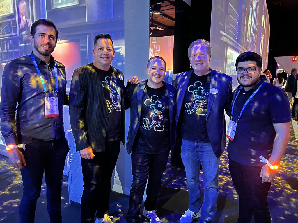 Yago Alves, da Azul, Dan Silva, Luiz Araujo e Jeff Van Langeveld, da Disney, e Paulo Biondo, da Azul Viagens Yago Alves, da Azul, Dan Silva, Luiz Araujo e Jeff Van Langeveld, da Disney, e Paulo Biondo, da Azul Viagens