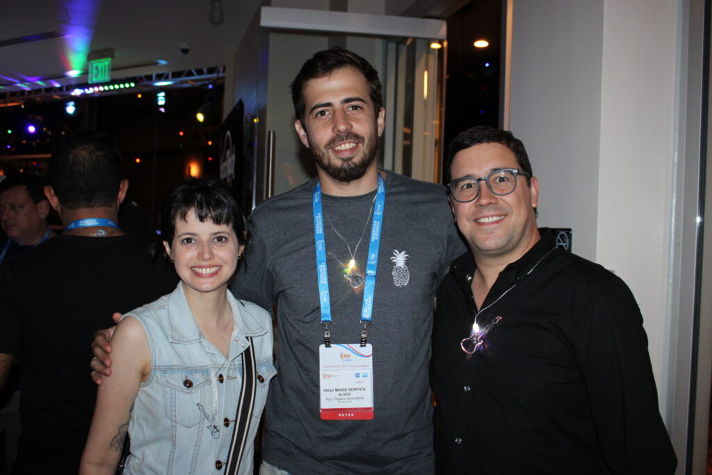 Yago Alves, da Azul, com Caroll Almeida e Martin Diniz, da Universal