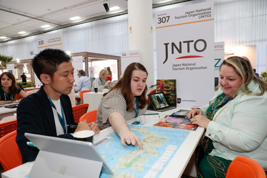 Yasuyuki Harada e Rachel Gregory, do Turismo do Japão, com Luciana Forstman, da  K2 Travel