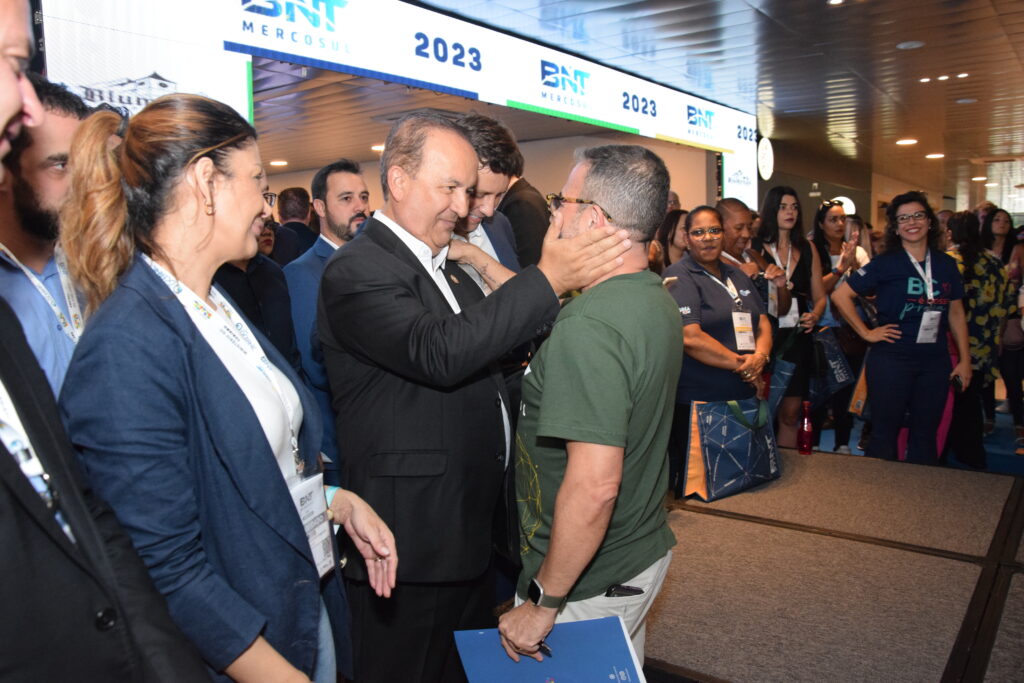 Geninho Góes, idealizador da BNT Mercosul recebe os cumprimentos de Jorginho Mello, governador de Santa Catarina