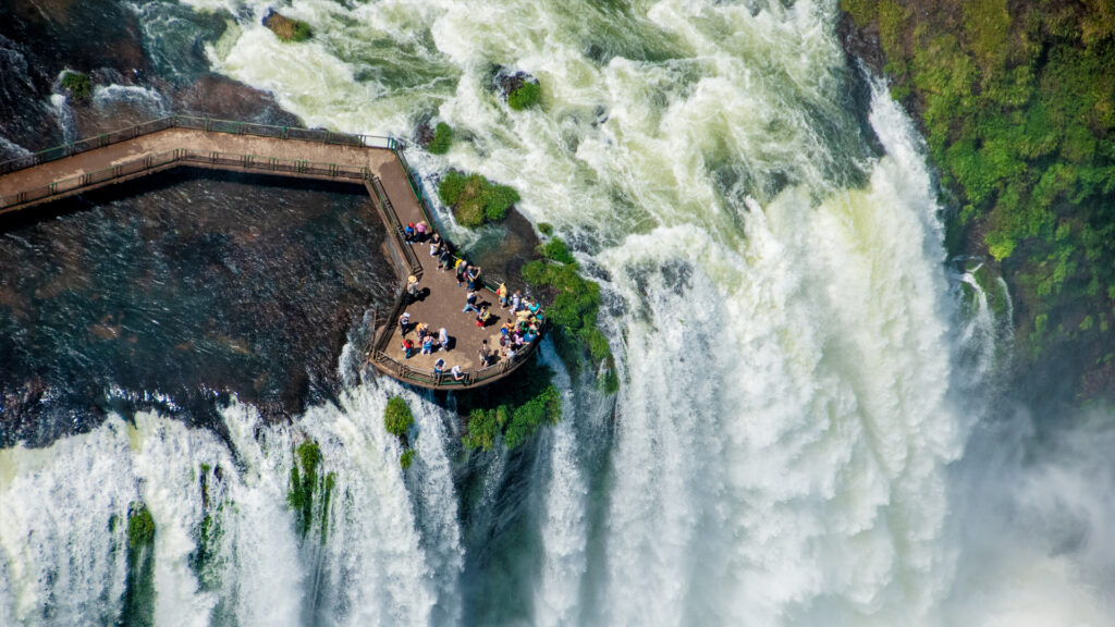 010 – Cataratas do Iguacu Volume de estrangeiros no Parque Nacional do Iguaçu cresce 70% no primeiro semestre