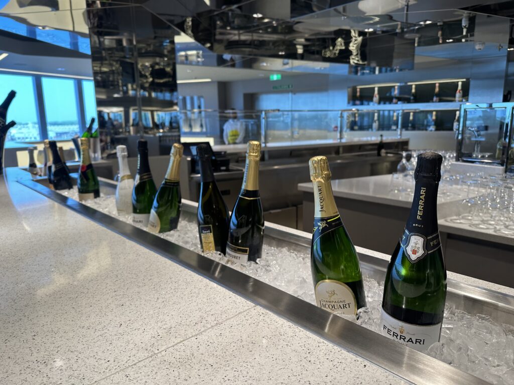 Champagne Bar oferece uma variedade de  champanhes de todo o mundo