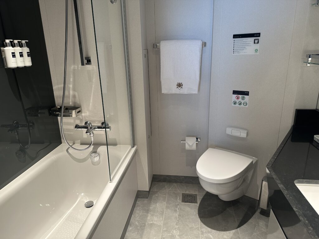 Banheiro da MSC Yacht Club Duplex Suite With Whirlpool