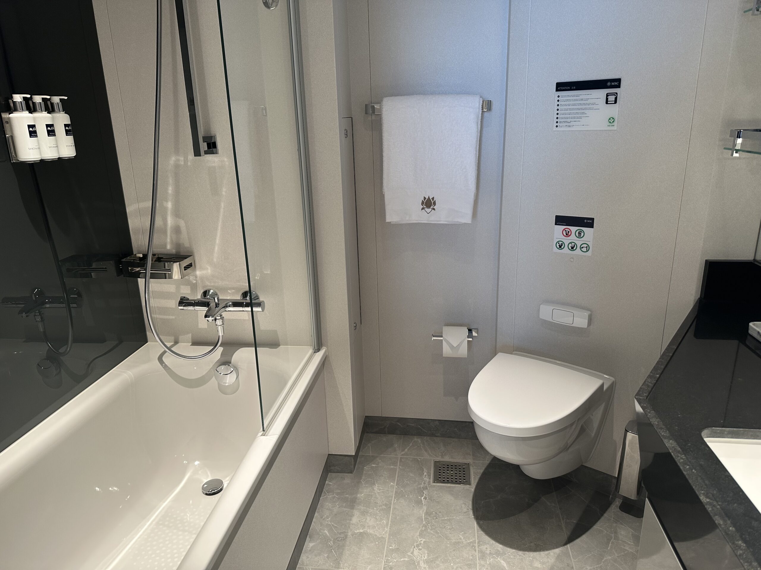 Banheiro da MSC Yacht Club Duplex Suite With Whirlpool Banheiro da MSC Yacht Club Duplex Suite With Whirlpool