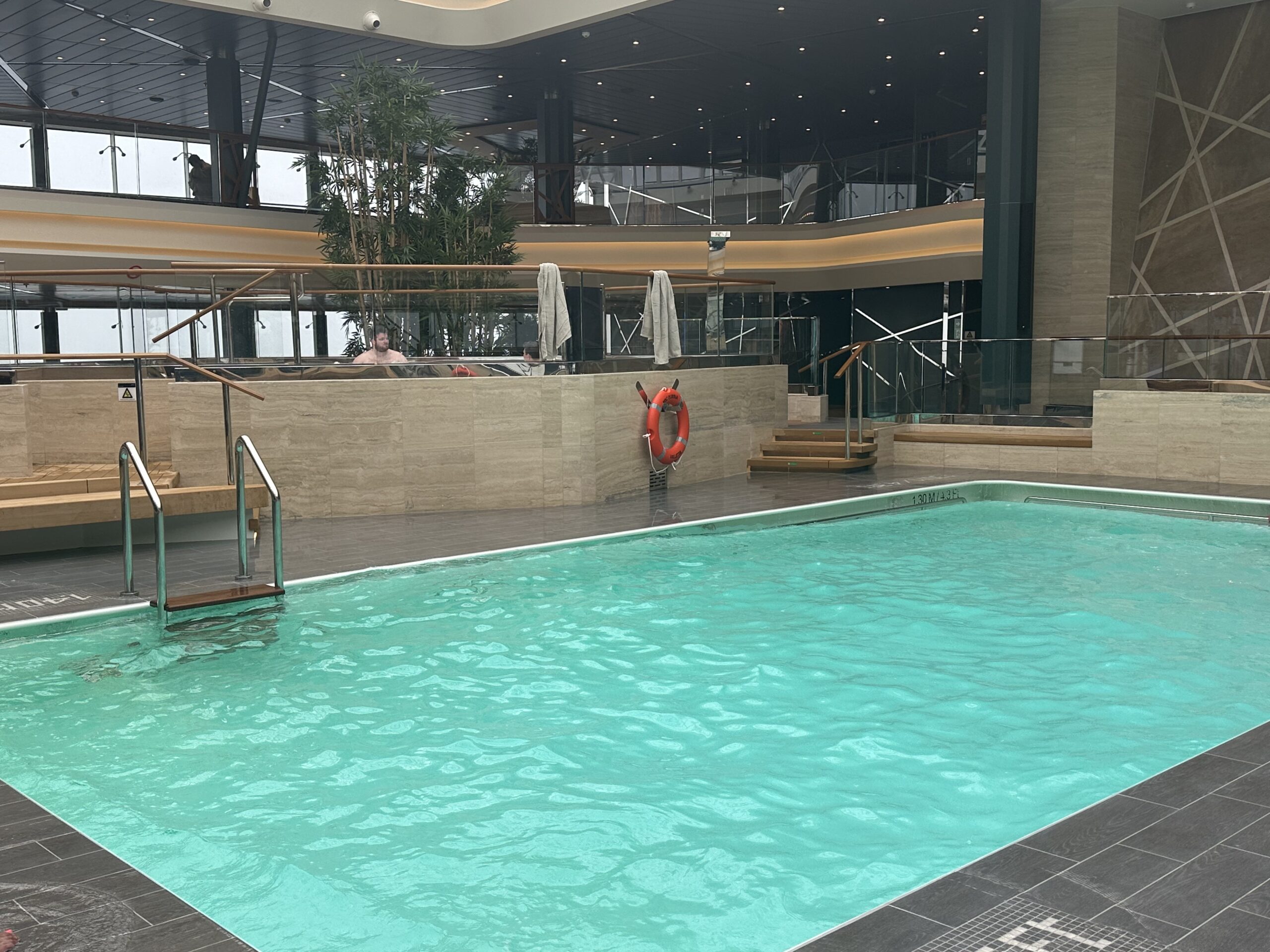 Piscina aquecida em espaço com teto retrátil Piscina aquecida em espaço com teto retrátil