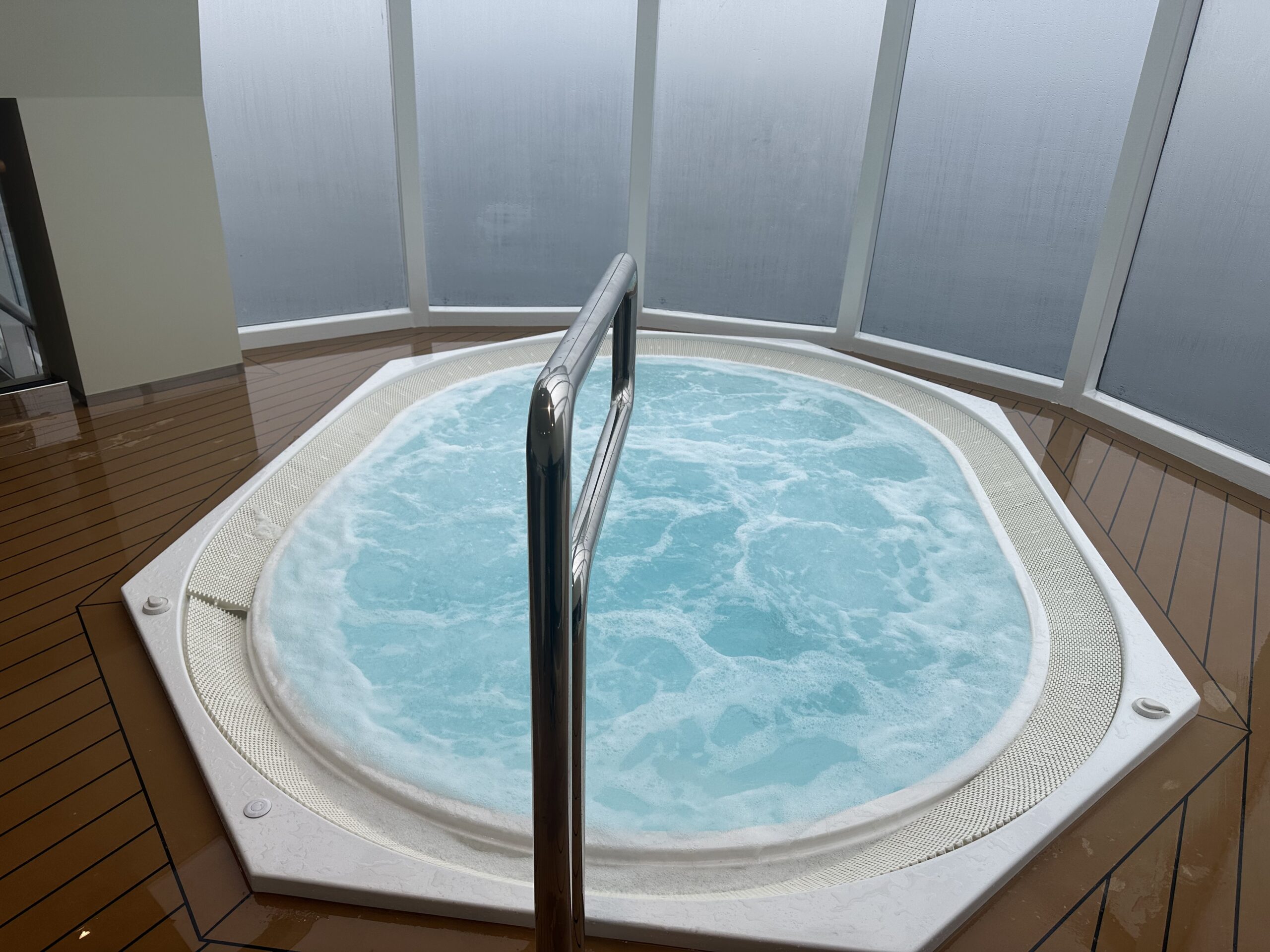 Jacuzzi disponível para todos os hóspedes Jacuzzi disponível para todos os hóspedes