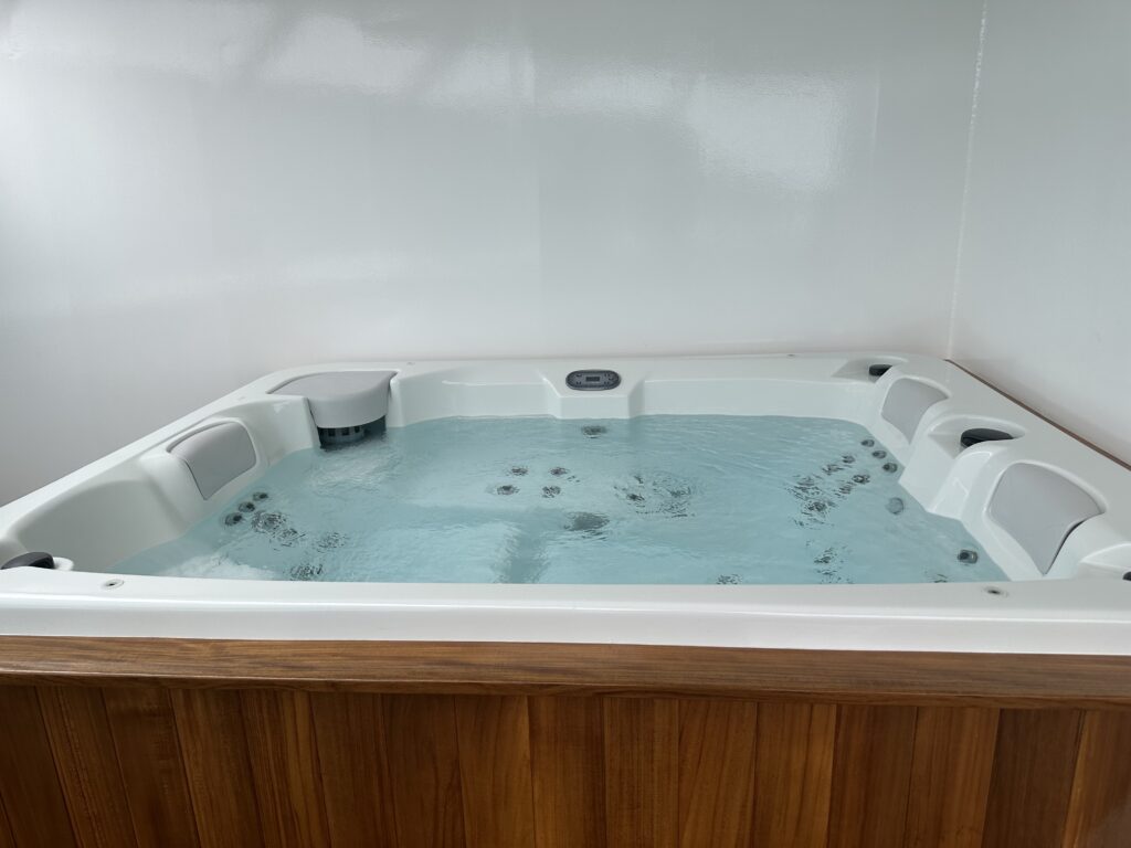 Jacuzzi localizada na Grand Suite Aurea with Terrace and Whirlpool