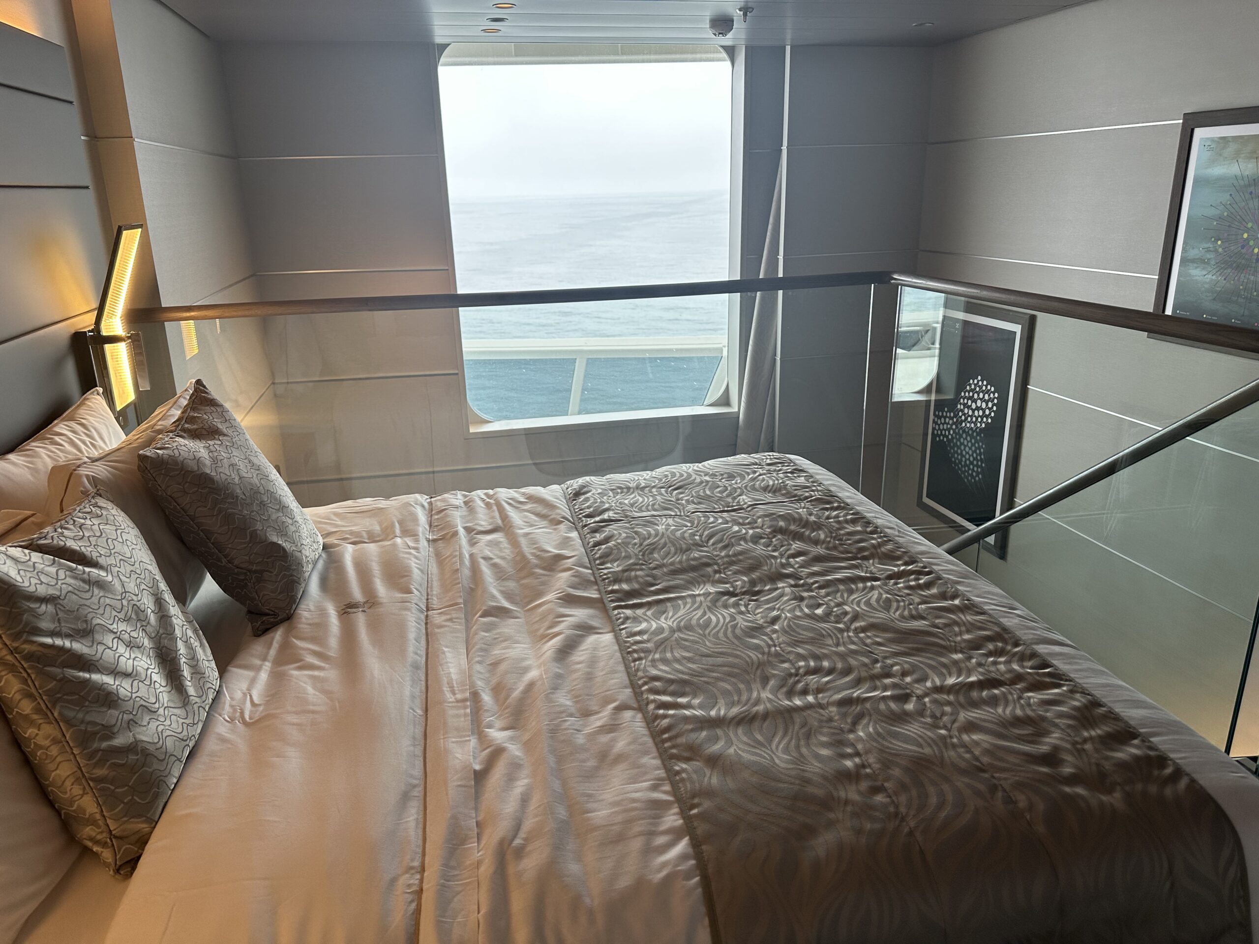 Opção de cabine para os hóspedes: MSC Yacht Club Duplex Suite With Whirlpool Opção de cabine para os hóspedes: MSC Yacht Club Duplex Suite With Whirlpool