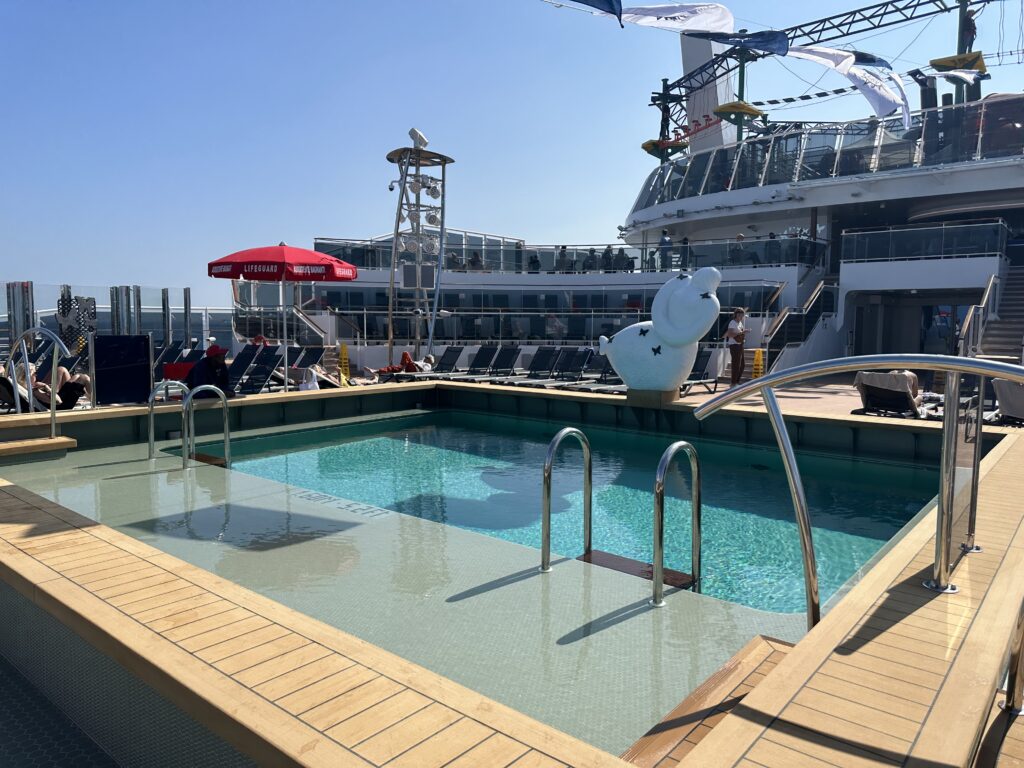 Outra opção de piscina: o navio possui ao todo cinco piscinas