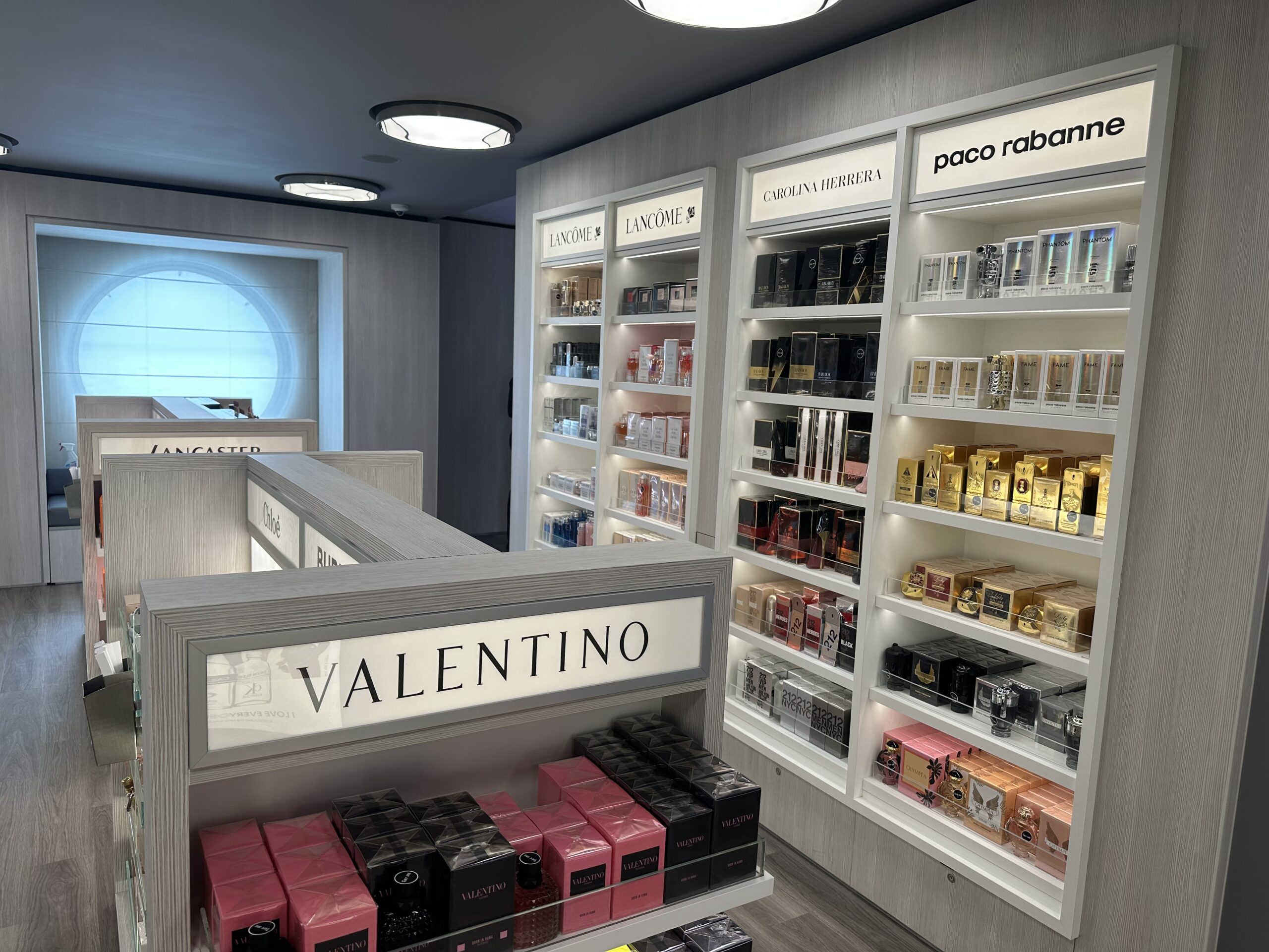 Hóspedes podem comprar perfumes importados e demais produtos com tax free Hóspedes podem comprar perfumes importados e demais produtos com tax free
