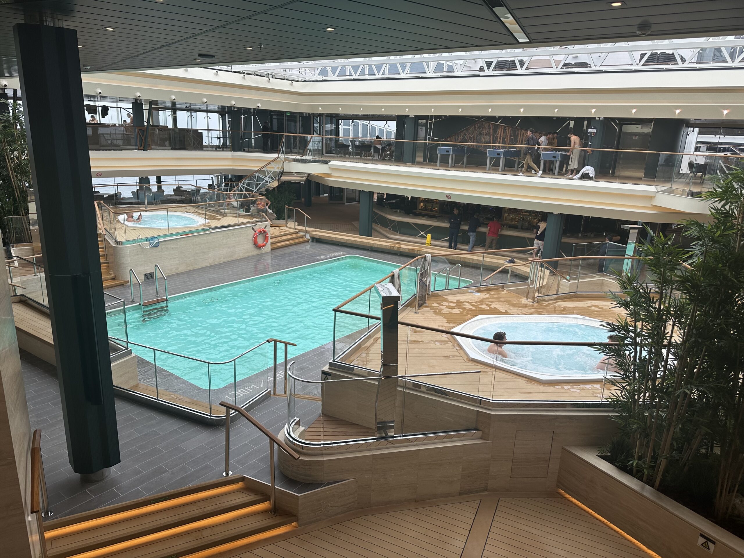 Vista geral da piscina e jacuzzi no ambiente fechado com teto retrátil Vista geral da piscina e jacuzzi no ambiente fechado com teto retrátil
