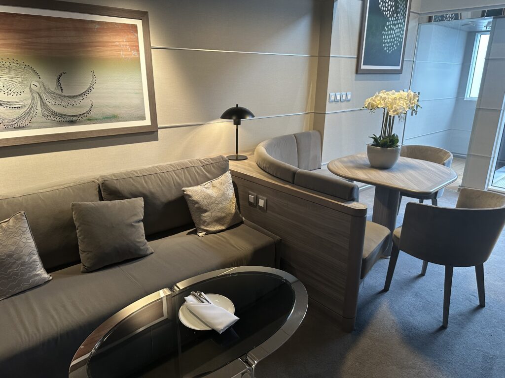 Pequena sala da MSC Yacht Club Duplex Suite With Whirlpool