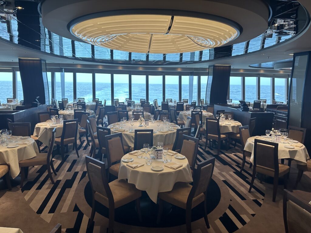 Interior do restaurante Colorado River com vista para o mar