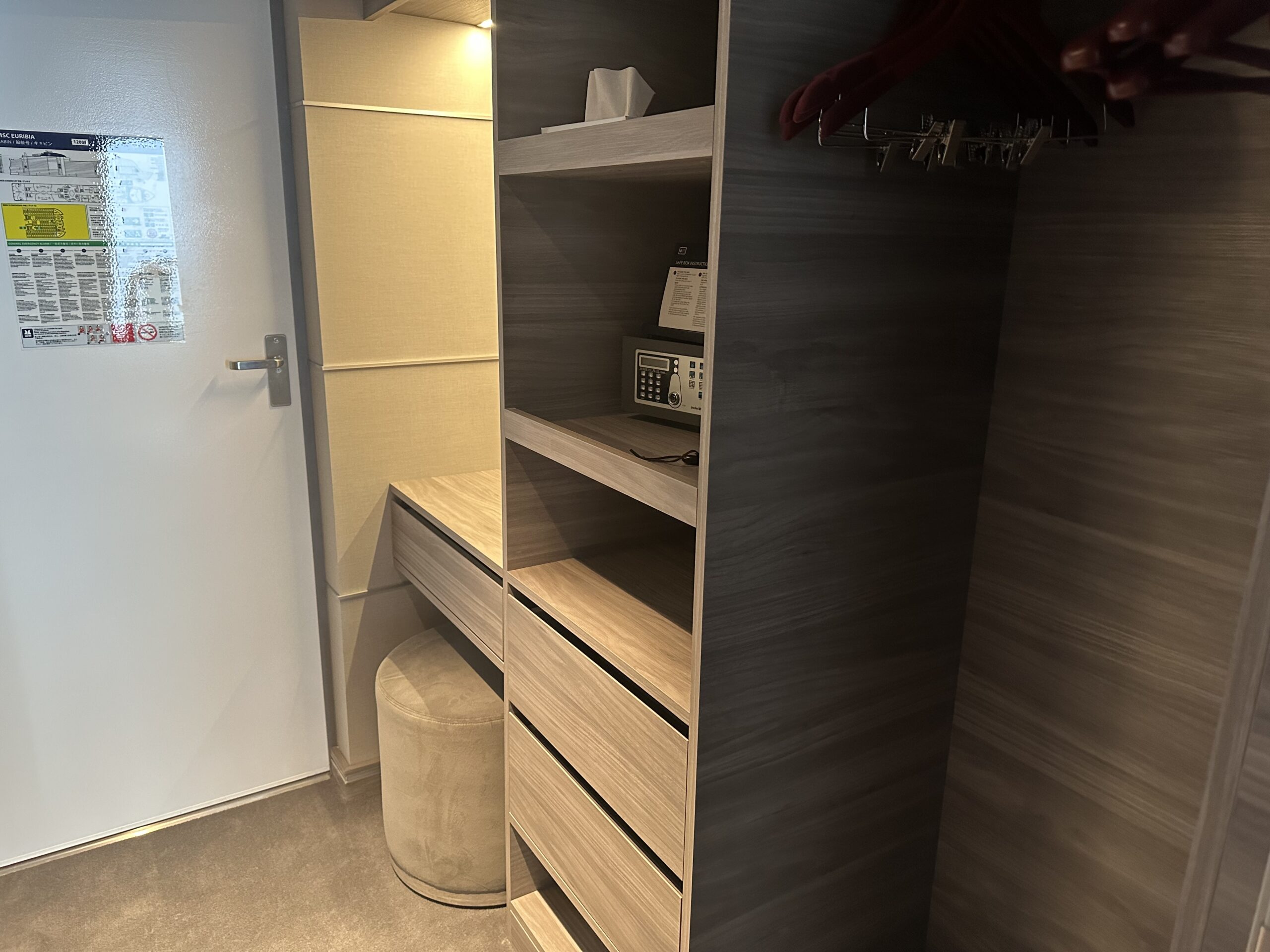 Armários da MSC Yacht Club Duplex Suite With Whirlpool Armários da MSC Yacht Club Duplex Suite With Whirlpool