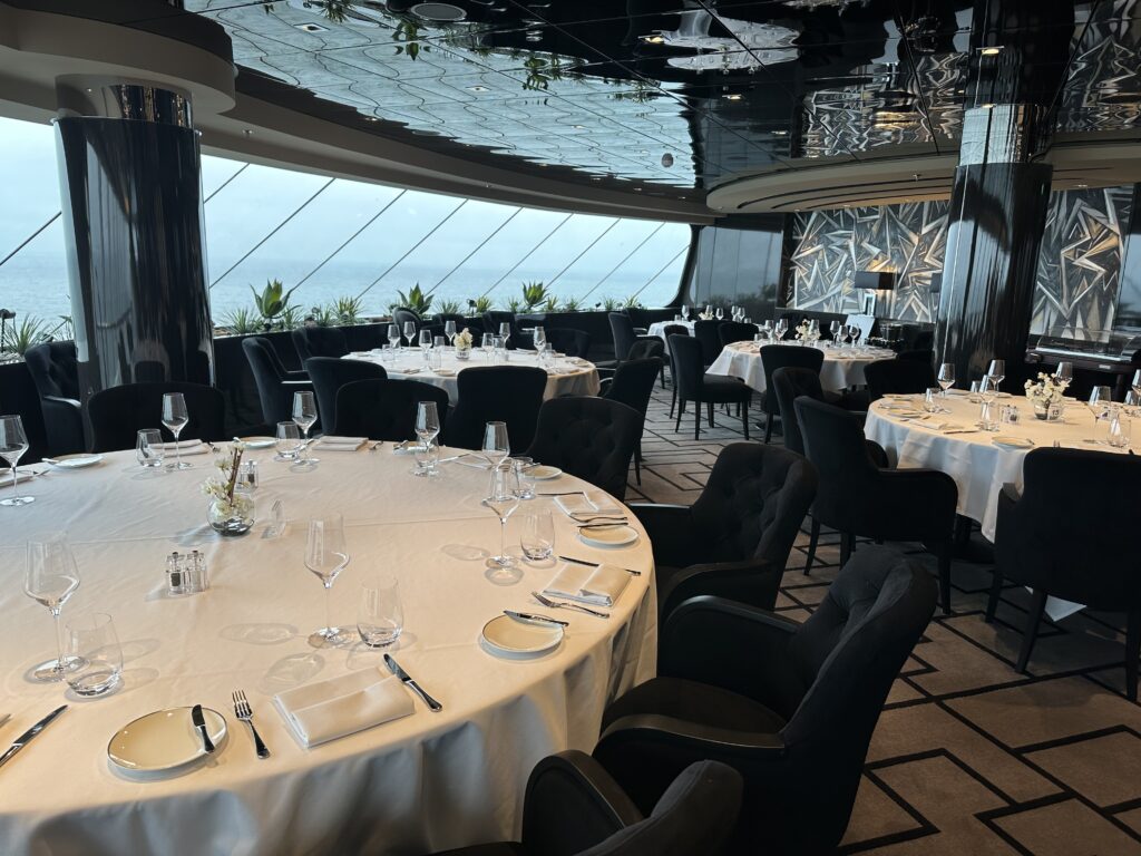 Restaurante exclusivo para os hóspedes do Yacht Club, com120 lugares com menu gourmet
