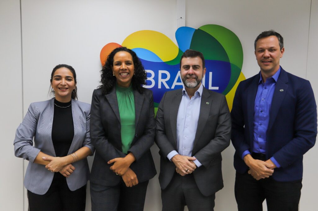 ABEAR EMBRATUR Abear e Embratur estreitam laços para participação do setor aéreo na promoção do Brasil