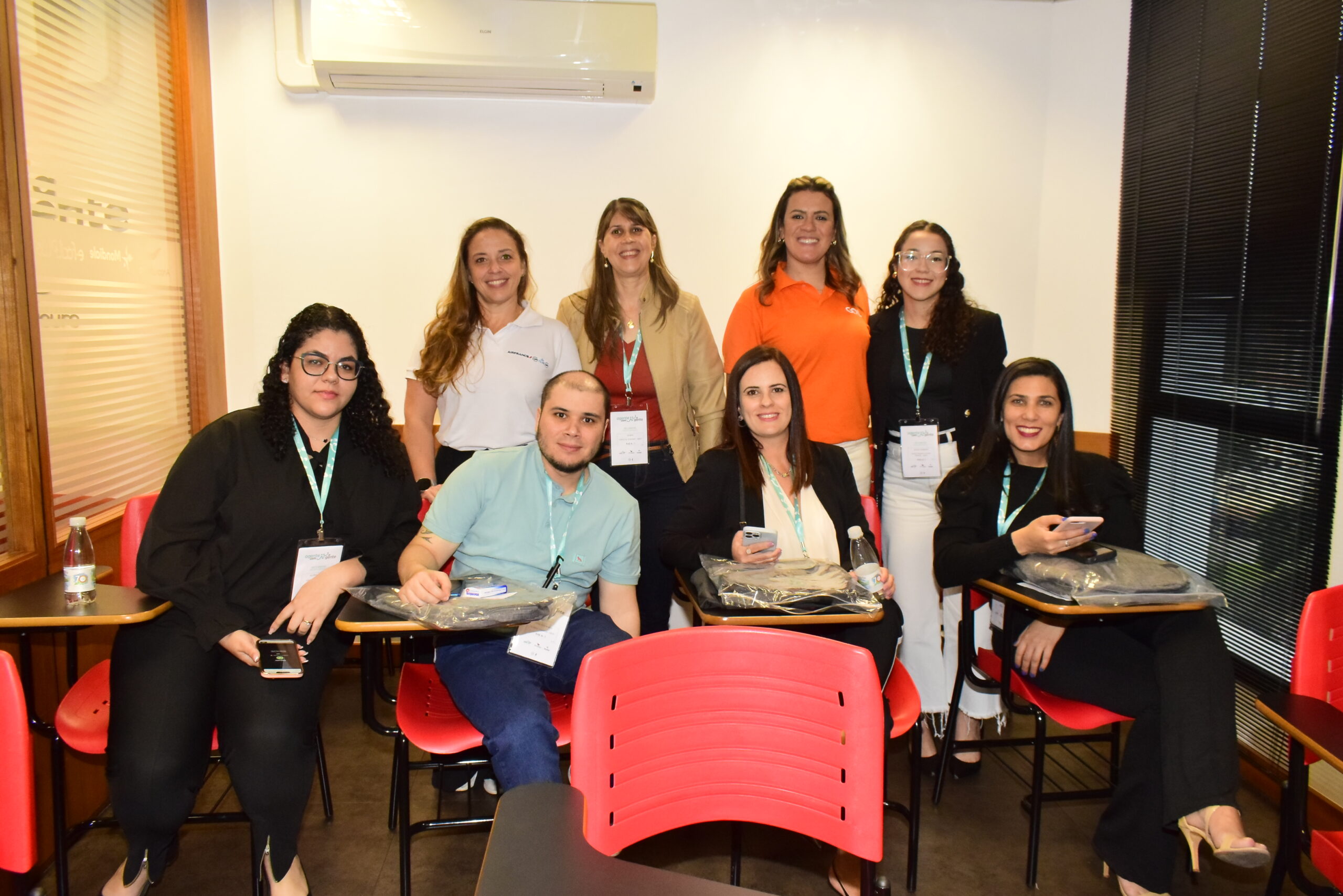 Anna Homem, da Air France-KLM e Thais Rodrigues, da Gol e os agenetes de viagens capacitados Anna Homem, da Air France-KLM e Thais Rodrigues, da Gol e os agenetes de viagens capacitados