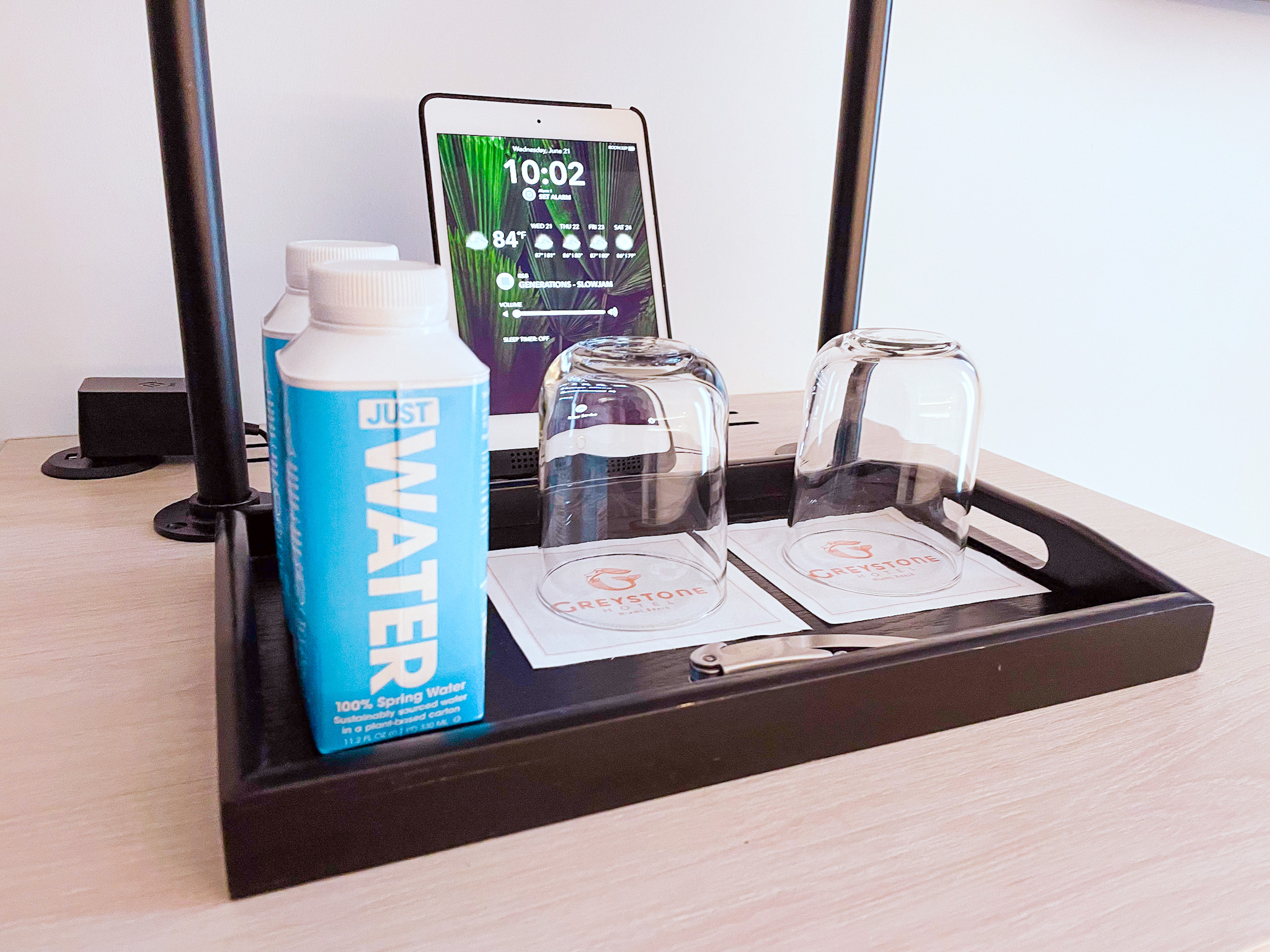 As acomodação ado Greystone Hotel são equipadas com tablets que oferecem revistas e jornais aos hóspedes