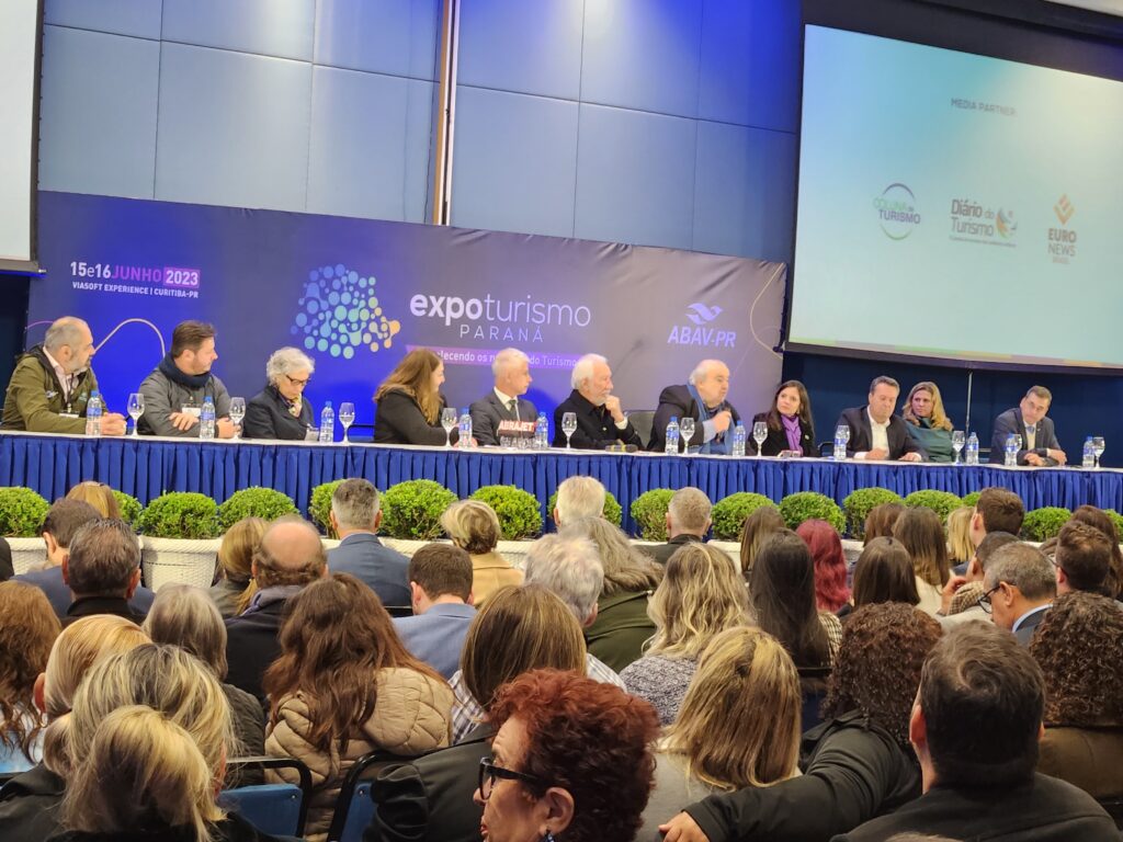 Autoridades compõe a mesa de abertura da Expo Turismo Paraná